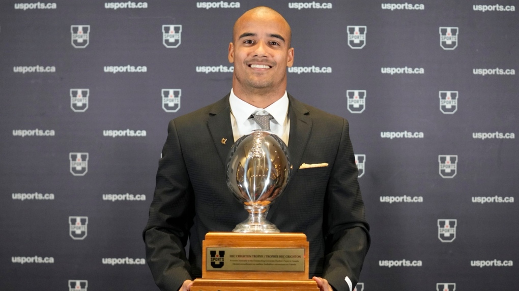 Tre Ford becomes the first person in Warriors football program history to receive the Hec Crighton trophy for the most outstanding player in U SPORTS. (Source: @WlooWarriors/Twitter)