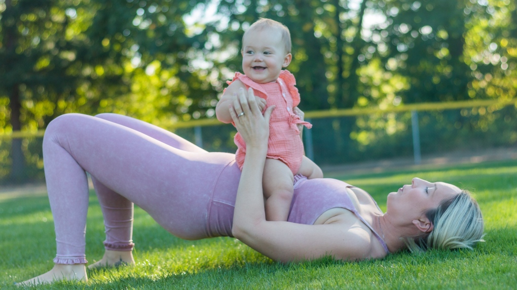 Mother exercises with 𝚋𝚊𝚋𝚢 (Pexels/Loren Castillo)