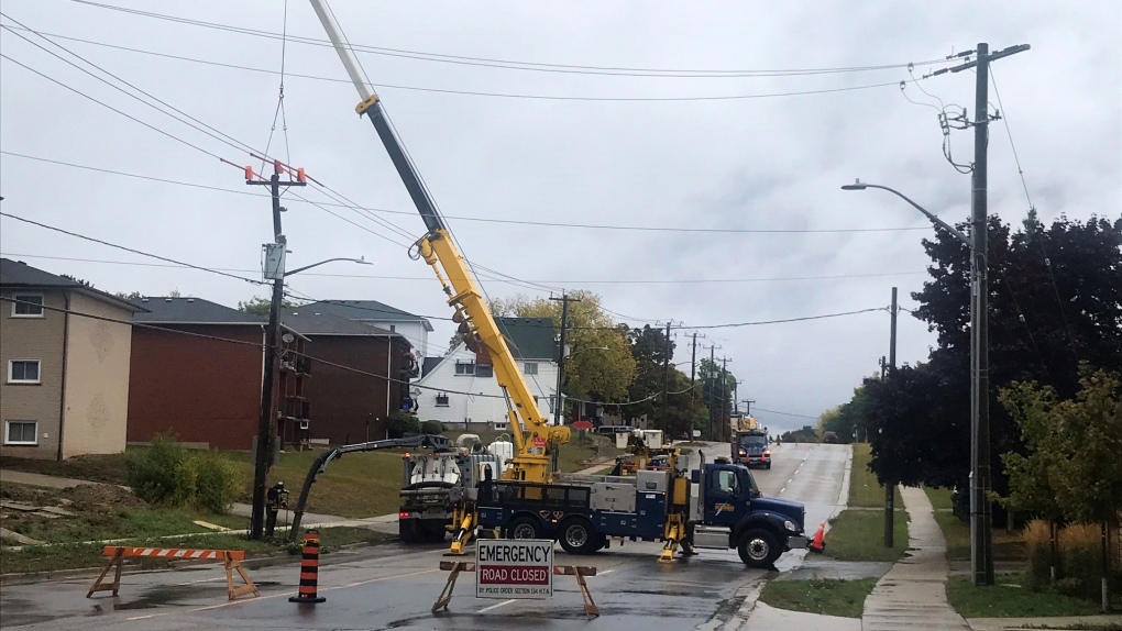 Crews use a crane to repair the hydro pole. (Chris Thomson/CTV Kitchener)