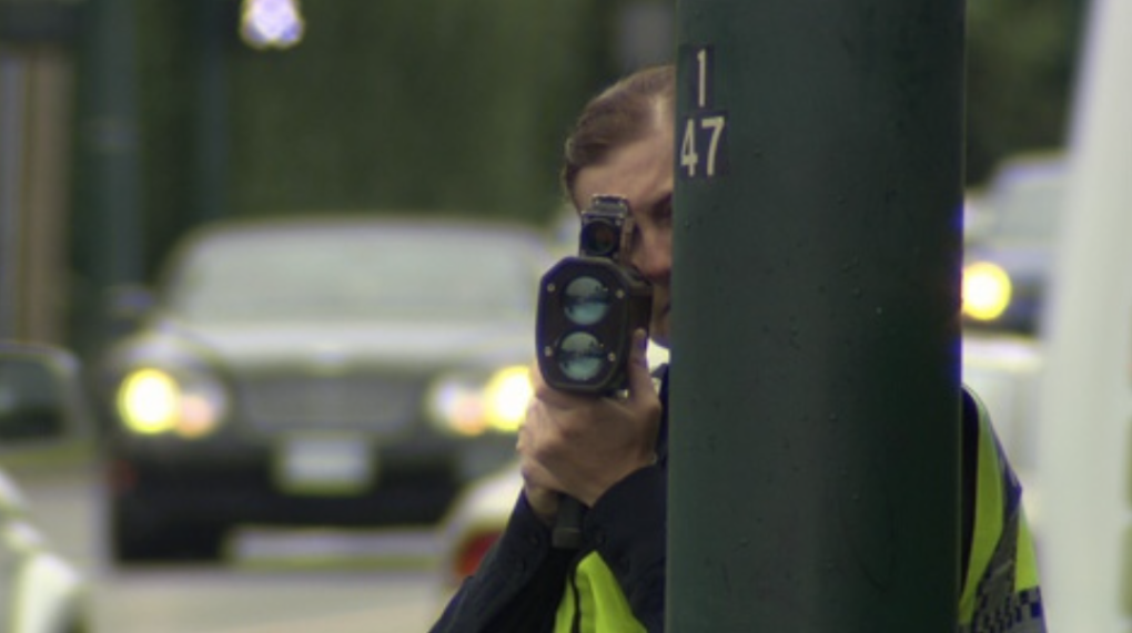 A police officer uses a speed radar gun. (File photo/CTV News)