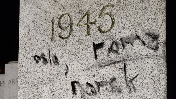 paris cenotaph war memorial swastika graffiti